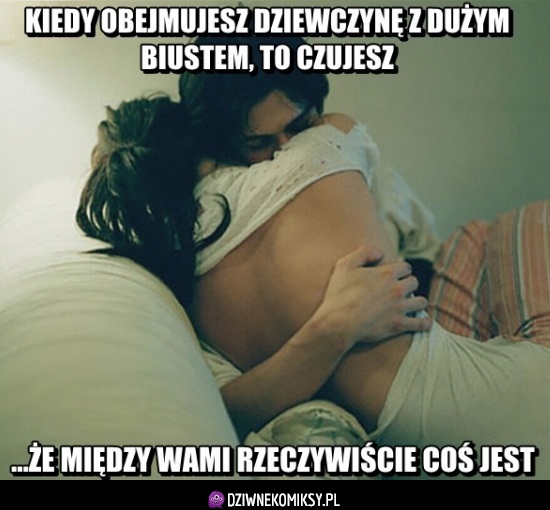 Przytulanie z dziewczyną z dużymi cyckami